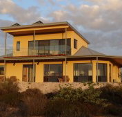 Dolphin Holiday House - Hotel QLD