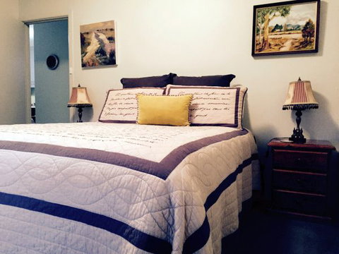 Pizzini's Vineyard Guesthouse - Hotel QLD 1