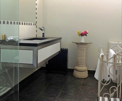 Pizzini's Vineyard Guesthouse - Hotel QLD 3