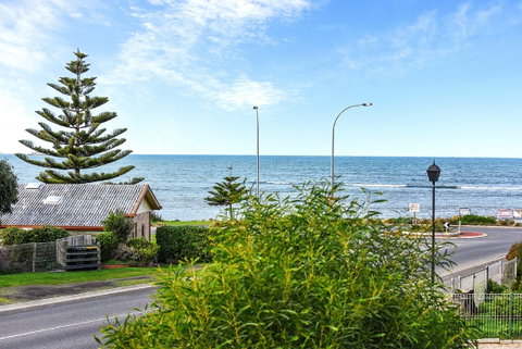 Ariadne - A Hop Skip And A Jump To The Beach With Sea Views - Hotel QLD 0