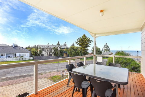 Ariadne - A Hop Skip And A Jump To The Beach With Sea Views - Hotel QLD 1