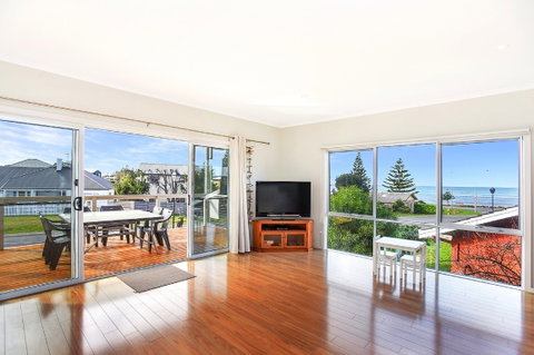 Ariadne - A Hop Skip And A Jump To The Beach With Sea Views - Hotel QLD 2
