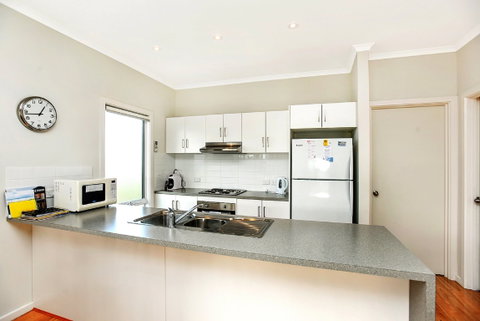 Ariadne - A Hop Skip And A Jump To The Beach With Sea Views - Hotel QLD 4