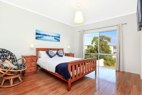Ariadne - A Hop Skip And A Jump To The Beach With Sea Views - Hotel QLD 6