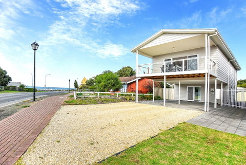 Ariadne - A Hop Skip And A Jump To The Beach With Sea Views - Hotel QLD 9
