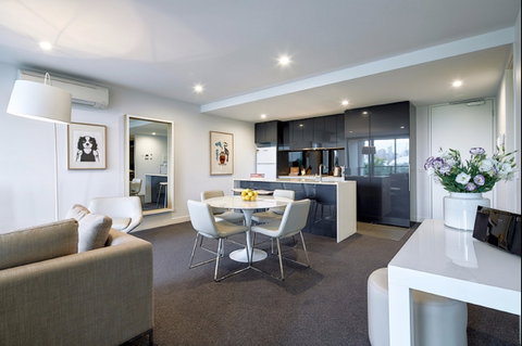 381 Cremorne - Hotel QLD 1