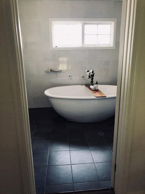 Tomfoolery Winemaker's Cottage - Hotel QLD 1