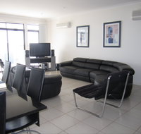 The Waterfront Dolphin - Hotel QLD