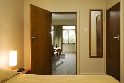 University House - Hotel QLD 2