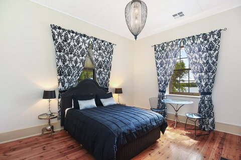 Wellington Courthouse. - Hotel QLD 1