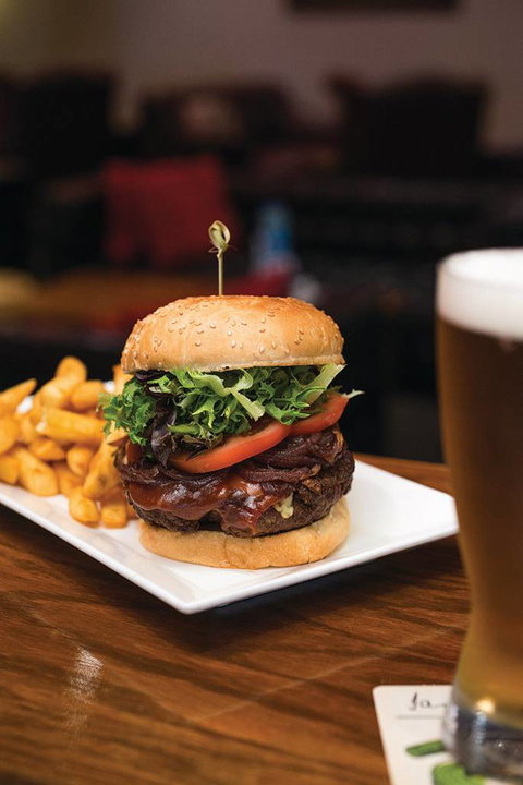 Dolly’s Bar & The Hibiscus Tavern - Hotel QLD 1