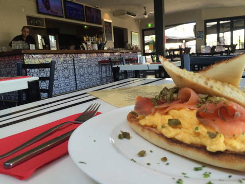 Dolly’s Bar & The Hibiscus Tavern - Hotel QLD 2