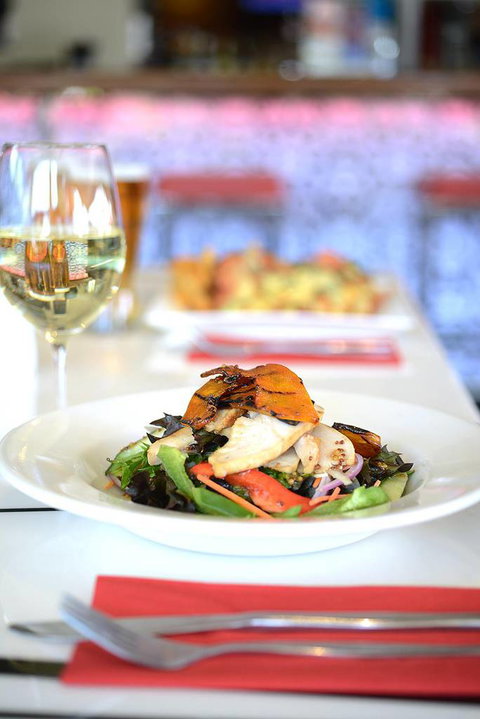 Dolly’s Bar & The Hibiscus Tavern - Hotel QLD 4