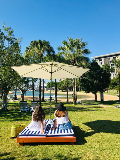 Waterfront Beach Club - Hotel QLD 1