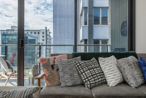 LIGHT AIRY SPACIOUS QUEENS ROAD APARTMENT - Hotel QLD 6