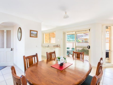 1 / 4 Huntly Close - Hotel QLD 2
