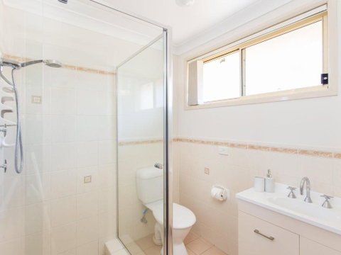 1 / 4 Huntly Close - Hotel QLD 1