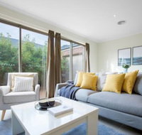 Spacious Lovely Home In Point Cook - Hotel QLD