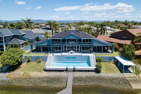 Havana Blue - Large 4 Bedroom Home - Hotel QLD 3
