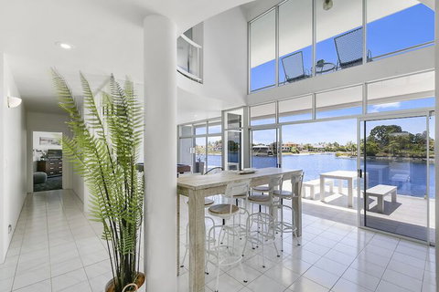 Havana Blue - Large 4 Bedroom Home - Hotel QLD 5
