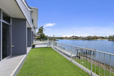 Havana Blue - Large 4 Bedroom Home - Hotel QLD 1