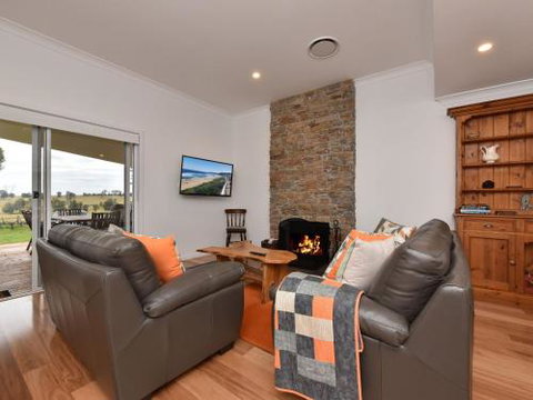 Kinloch Cottage Renovated To New On Daisy Hill Vineyard - Hotel QLD 1