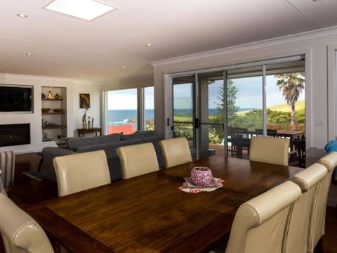 WHALE WATCH FOR FOUR Gerringong 4pm Check Out Sundays - Hotel QLD 4