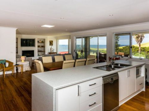 WHALE WATCH FOR FOUR Gerringong 4pm Check Out Sundays - Hotel QLD 1