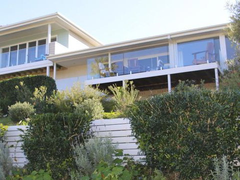 WHALE WATCH FOR FOUR Gerringong 4pm Check Out Sundays - Hotel QLD 5