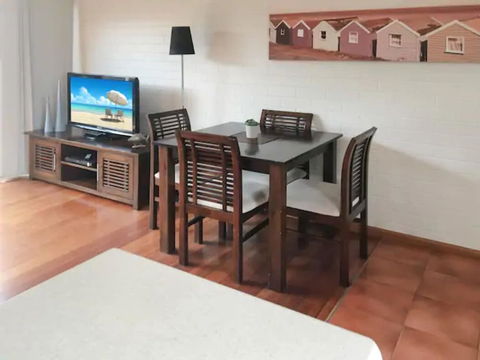 Home Near Shops & Beach - Hotel QLD 3