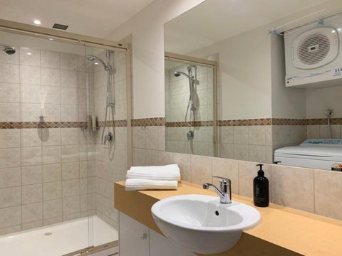 Reindeer 6 - Hotel QLD 2