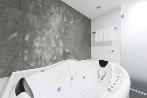 Avenue Hotel Canberra - Hotel QLD 3