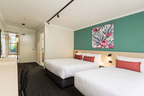 NIghtcap at Balaclava Hotel - Hotel QLD 2