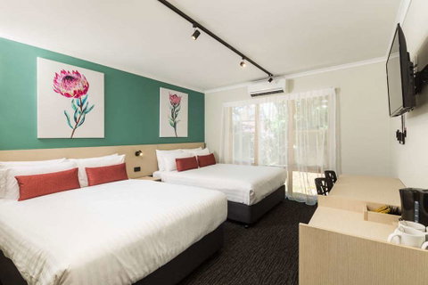NIghtcap at Balaclava Hotel - Hotel QLD 4