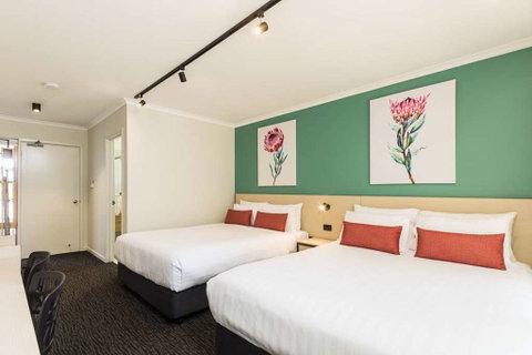 NIghtcap at Balaclava Hotel - Hotel QLD 5