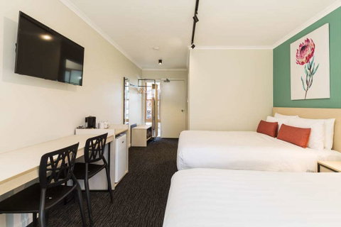 NIghtcap at Balaclava Hotel - Hotel QLD 6
