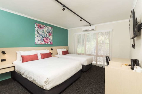 NIghtcap at Balaclava Hotel - Hotel QLD 12