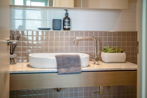 Port Adelaide Executive Waterfront Apartment - Hotel QLD 5
