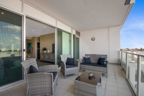 Port Adelaide Executive Waterfront Apartment - Hotel QLD 24