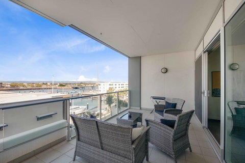 Port Adelaide Executive Waterfront Apartment - Hotel QLD 25