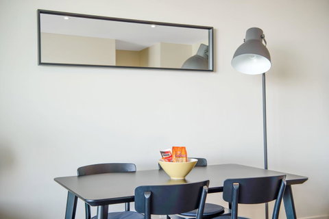 Port Adelaide Executive Waterfront Apartment - Hotel QLD 12