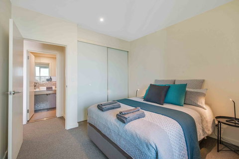 Port Adelaide Executive Waterfront Apartment - Hotel QLD 3