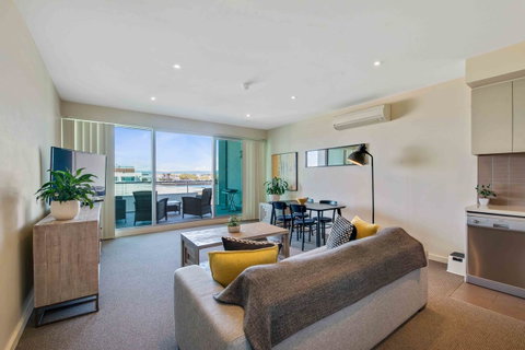 Port Adelaide Executive Waterfront Apartment - Hotel QLD 1