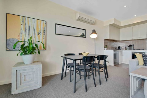 Port Adelaide Executive Waterfront Apartment - Hotel QLD 13