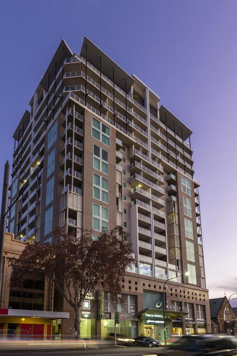 Oaks Adelaide Embassy Suites - Hotel QLD 9