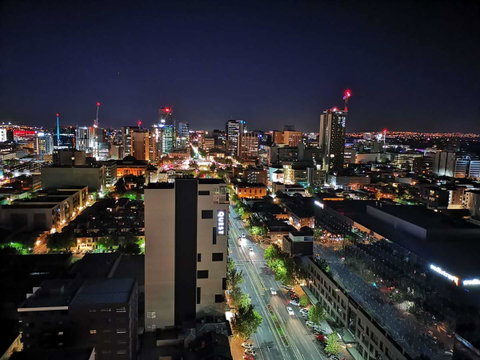 Modern CBD Apartment With Panoramic View - Hotel QLD 5