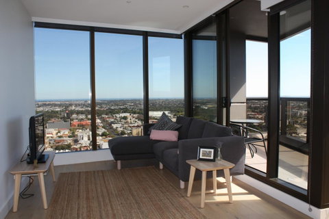 Modern CBD Apartment With Panoramic View - Hotel QLD 10