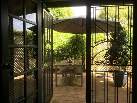 Wine And Roses Bed And Breakfast - Hotel QLD 4