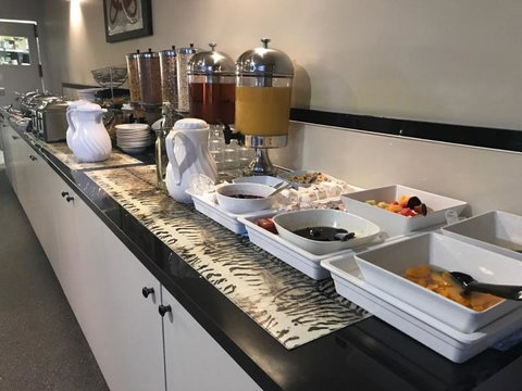 Cattlemans Country Motor Inn & Serviced Apartments - Hotel QLD 4