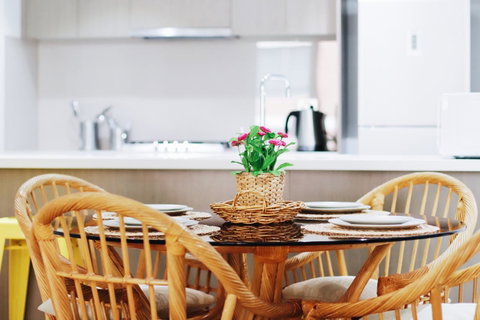 Modern & Cosy 2-Bedroom Apartment Hornsby - Hotel QLD 7